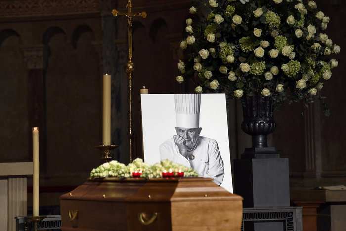 Εκατοντάδες λευκοφορεμένοι σεφ αποχαιρέτισαν τον «πάπα» τους, Πολ Μποκούζ - εικόνα 2