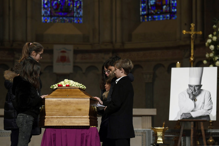 Εκατοντάδες λευκοφορεμένοι σεφ αποχαιρέτισαν τον «πάπα» τους, Πολ Μποκούζ - εικόνα 8