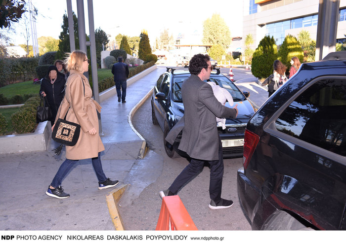 Εξιτήριο με τζιν και αθλητικά για τη Βίκυ Καγιά και τον γιο της [Εικόνες] - εικόνα 2