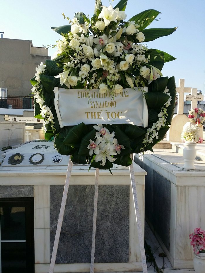 Το στεφάνι με το οποίο αποχαιρέτησε τον Νίκο Τσίτσα η δημοσιογραφική οικογένεια του TheTOC