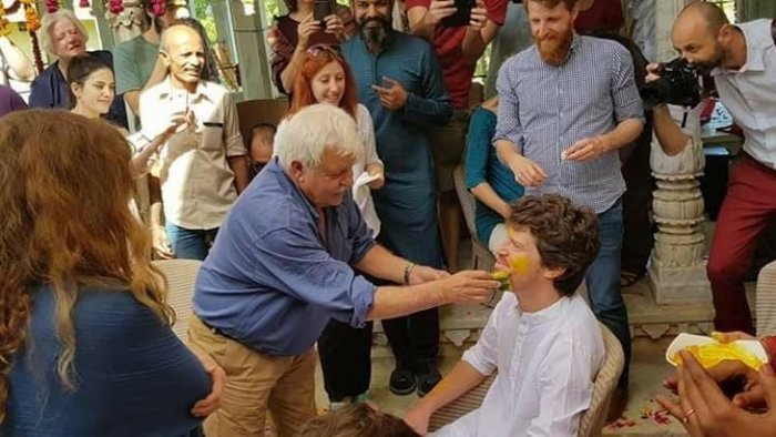 Ο Κρητικός γαμπρός "μέθυσε" με ρακή το Bollywood - εικόνα 2