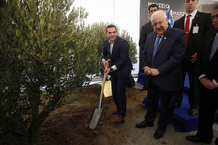 Ο Τσίπρας φύτεψε μια ελιά στο μουσείο του Ολοκαυτώματος - εικόνα 2