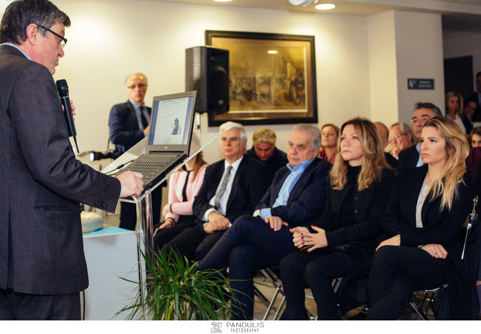 Ο Διοικητής Γιώργος Δενδραμής παρουσιάζει στοιχεία του ενός χρόνου πλήρους λειτουργίας του πρότυπου Κέντρου Ημερήσιας Νοσηλείας «Νίκος Κούρκουλος». Παρακολουθούν, μεταξύ άλλων (από αριστερά) η Εριέττα Κούρκουλου - Λάτση, η Μαριάννα Λάτση κι ο υπουργός Επικρατείας, Αλ. Φλαμπουράρης