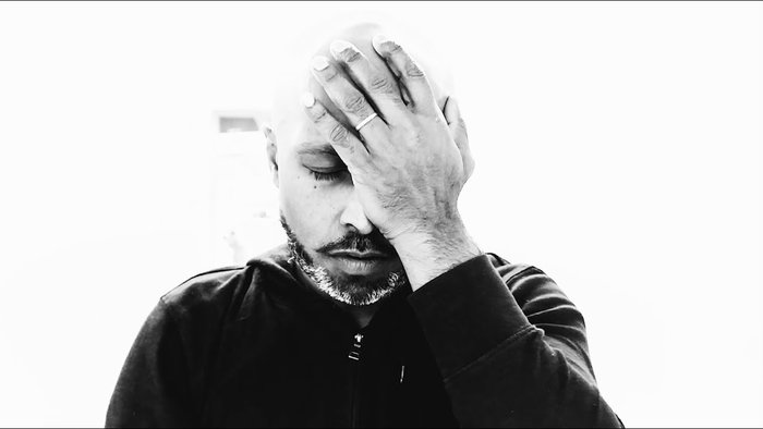 Ο Άκραμ Καν ανεβάζει τον "Ξένο" στη σκηνή της Στέγης - εικόνα 3