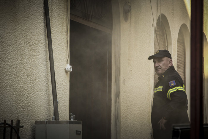 Υπό έλεγχο η φωτιά στο Πνευματικό Κέντρο της μητρόπολης Νίκαιας - εικόνα 4