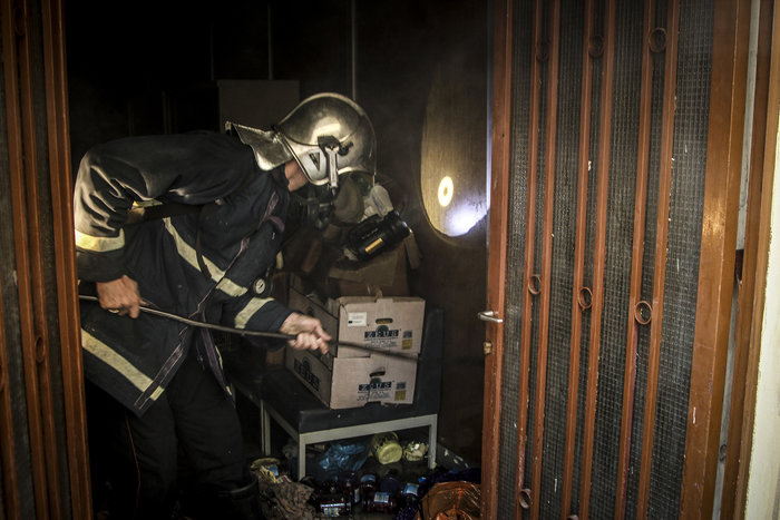 Υπό έλεγχο η φωτιά στο Πνευματικό Κέντρο της μητρόπολης Νίκαιας - εικόνα 6