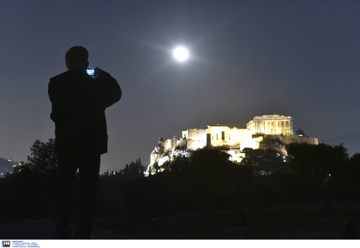Το απόκοσμο «μπλε φεγγάρι» φωτίζει και την Αθήνα, εντυπωσιακές φωτό - εικόνα 4