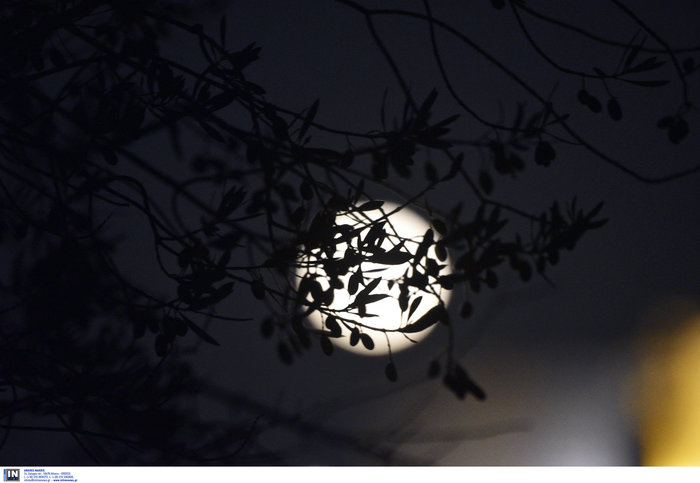 Το απόκοσμο «μπλε φεγγάρι» φωτίζει και την Αθήνα, εντυπωσιακές φωτό - εικόνα 5