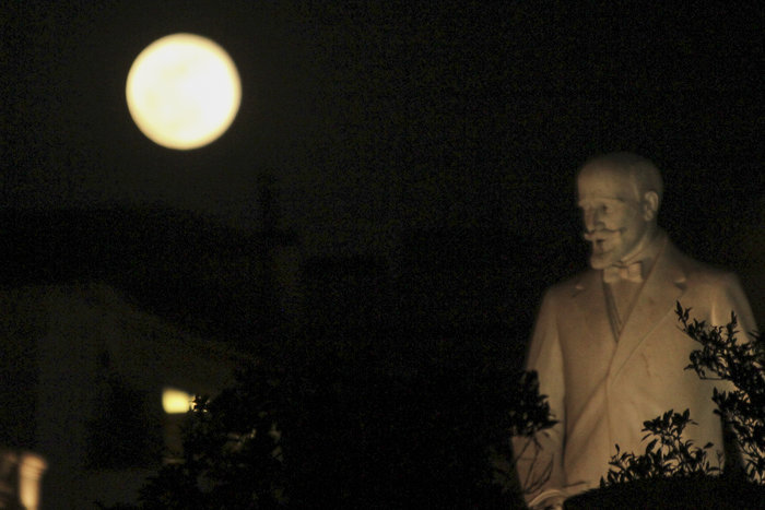 Το απόκοσμο «μπλε φεγγάρι» φωτίζει και την Αθήνα, εντυπωσιακές φωτό