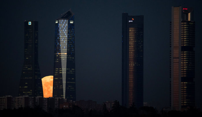 Μαγικές εικόνες από την μπλε σούπερ σελήνη σε όλο τον κόσμο - εικόνα 11