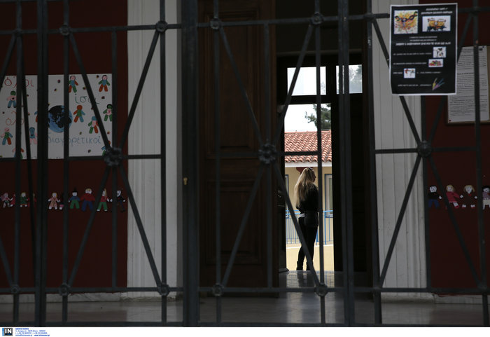 Aπελπισία στο Μενίδι: «Βροχή» οι σφαίρες στα προαύλια σχολείων - εικόνα 4