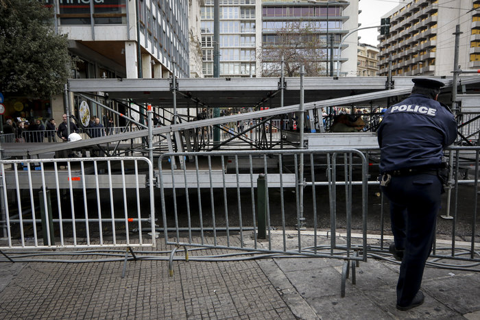Με πλάτη στη Βουλή στήνεται η εξέδρα για το συλλαλητήριο φωτό