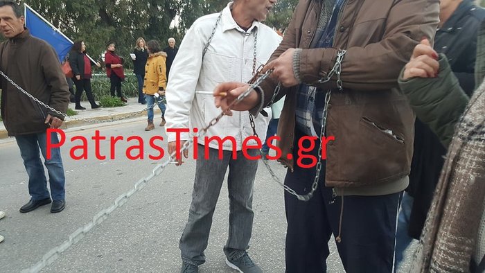 Αλυσοδέθηκαν στην πορεία για τον Τσίπρα στην Πάτρα Εικόνες και Βίντεο - εικόνα 2