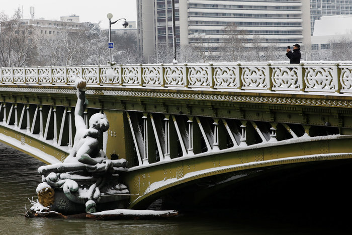 Πάγωσε το Παρίσι:χιλιάδες εγκλωβισμένοι σε σταθμούς-αεροδρόμια - εικόνα 7