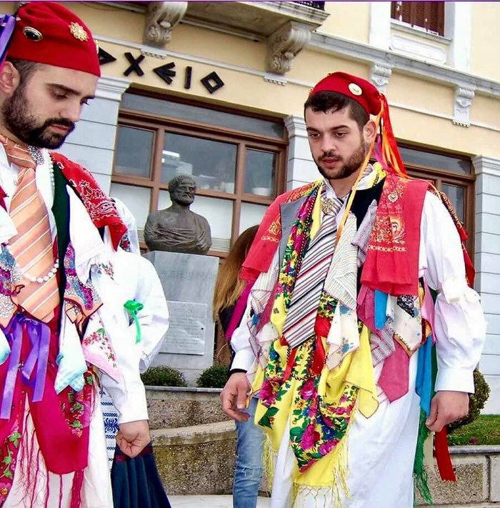 H αποκριάτικη παράδοση στην Πλατεία Συντάγματος από την Τσικνοπέμπτη
