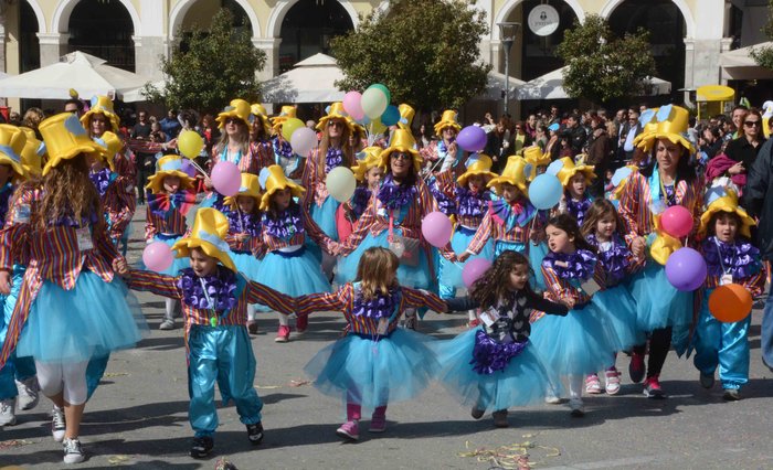 Στους δρόμους της Πάτρας 13.000 μικροί καρναβαλιστές