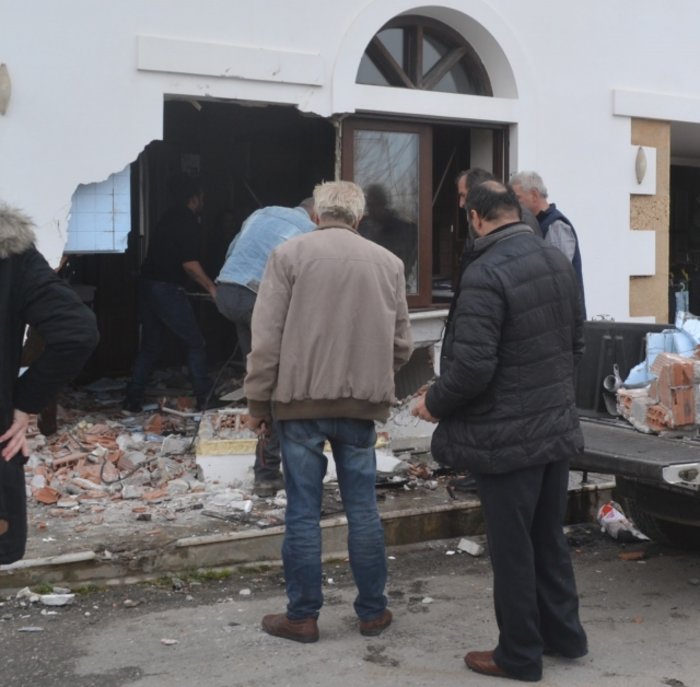 Κρήτη: "Τρελό" αυτοκίνητο γκρέμισε το σπίτι! (φωτογραφίες) - εικόνα 2
