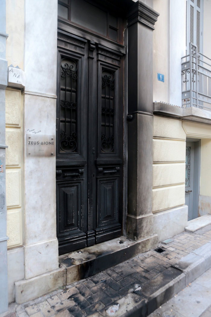 Εμπρηστική επίθεση στην επιχείρηση της Μαρέβας Μητσοτάκη στου Ψυρρή - εικόνα 2