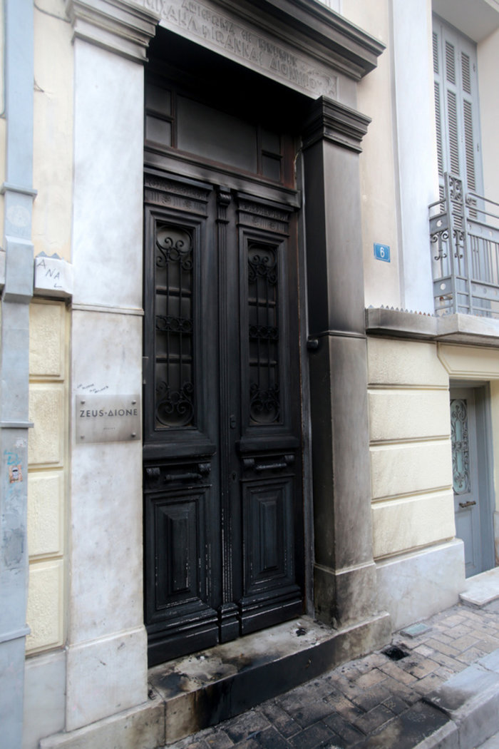 Εμπρηστική επίθεση στην επιχείρηση της Μαρέβας Μητσοτάκη στου Ψυρρή - εικόνα 3