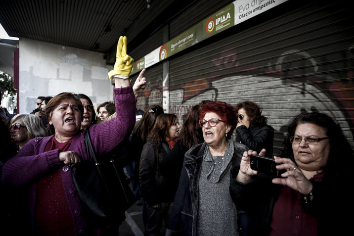 Πορεία προς τη Βουλή από τις σχολικές καθαρίστριες Εικόνες