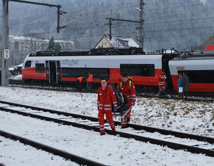 Ένας νεκρός και τραυματίες στη σύγκρουση τρένων στην Αυστρία - εικόνα 2