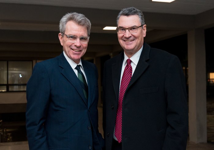 Ο Αμερικανός πρέσβης Geoffrey R. Pyatt και ο πρόεδρος του Αμερικανικού Κολλεγίου Ελλάδος, δρ. David Horner