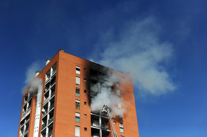 Πυρκαγιά στον 10o όροφο πολυκατοικίας στο Μιλάνo: 7 άνθρωποι στο νοσοκομείο
