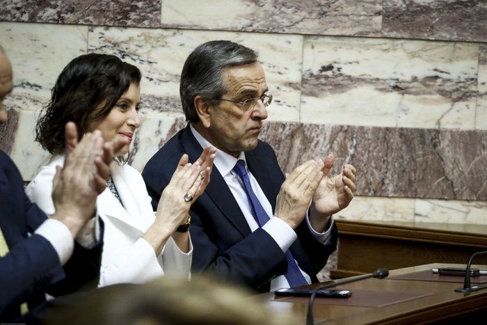 Το χειροκρότημα Σαμαρά και ο σιωπηλός Καραμανλής