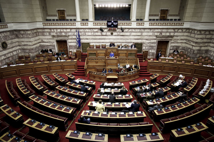 «Μούσκεμα» η Βουλή, έμπαζε νερά εν ώρα συνεδρίασης