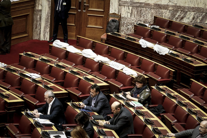 «Μούσκεμα» η Βουλή, έμπαζε νερά εν ώρα συνεδρίασης - εικόνα 4
