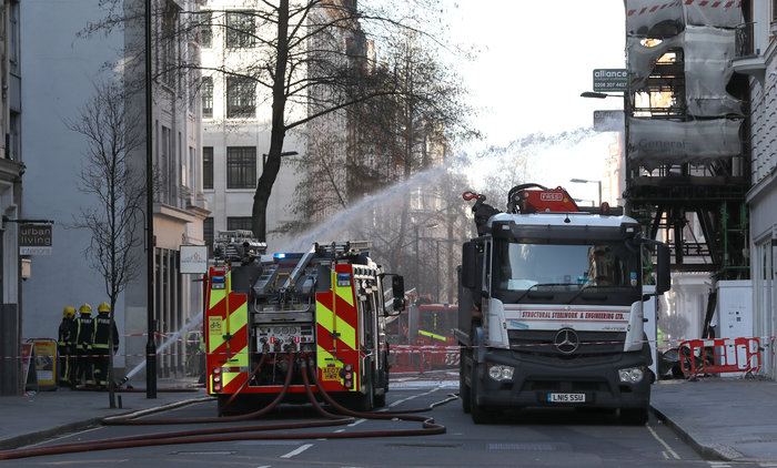 Μεγάλη φωτιά σε πολυκατοικία στο κέντρο του Λονδίνου