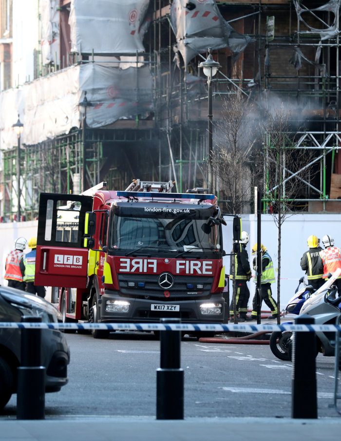 Μεγάλη φωτιά σε πολυκατοικία στο κέντρο του Λονδίνου - εικόνα 2