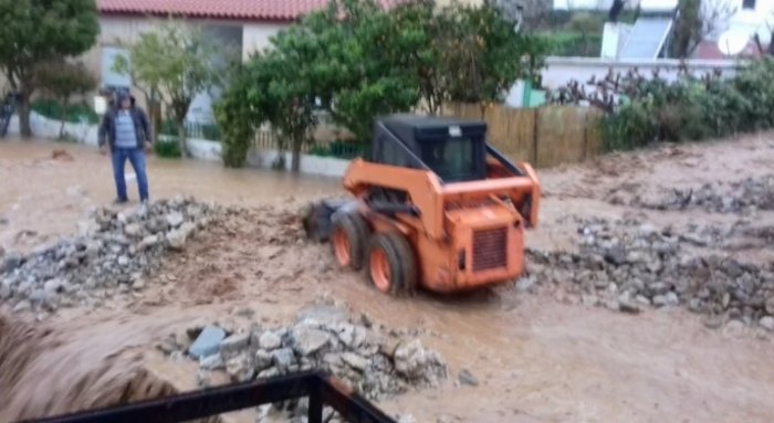 «Πνίγηκαν» τα Σφακιά: Πλημμύρισαν σπίτια και έκλεισαν δρόμοι