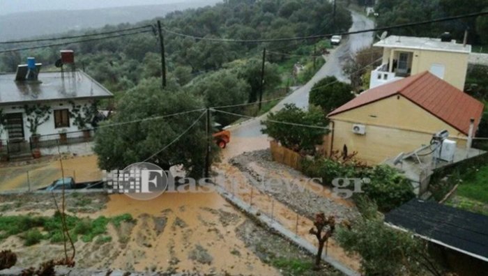 «Πνίγηκαν» τα Σφακιά: Πλημμύρισαν σπίτια και έκλεισαν δρόμοι - εικόνα 5