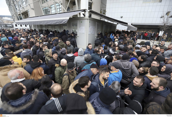 Συνωστισμός έξω από την Τούμπα για τα "μαγικά" εισιτήρια με τον Ολυμπιακό
