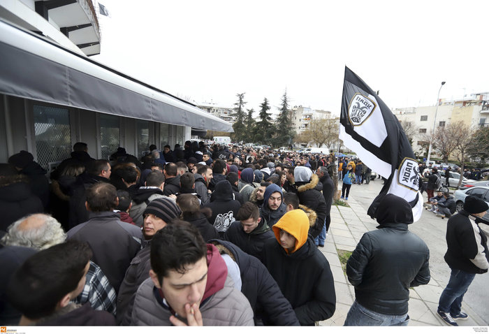 Συνωστισμός έξω από την Τούμπα για τα "μαγικά" εισιτήρια με τον Ολυμπιακό - εικόνα 4