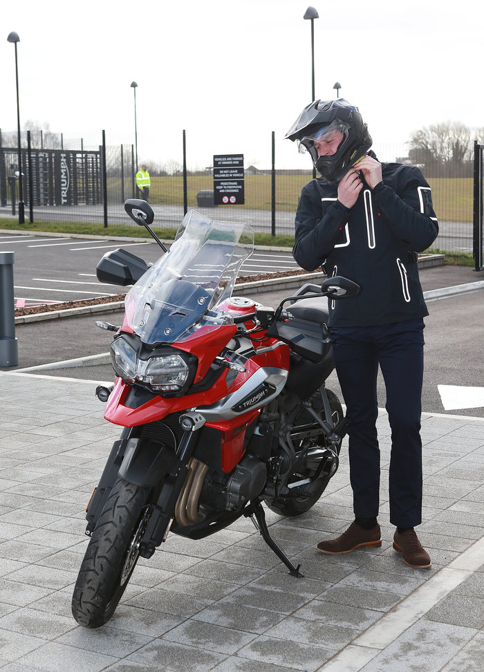 Easy Rider ο Πρίγκιπας Ουίλιαμ: Εκανε βόλτα με μία Triumph Tiger 1200 - εικόνα 3