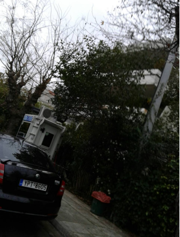 Τρικάκια και πανό στο σπίτι του Παπαδήμου από αντεξουσιαστές - εικόνα 2