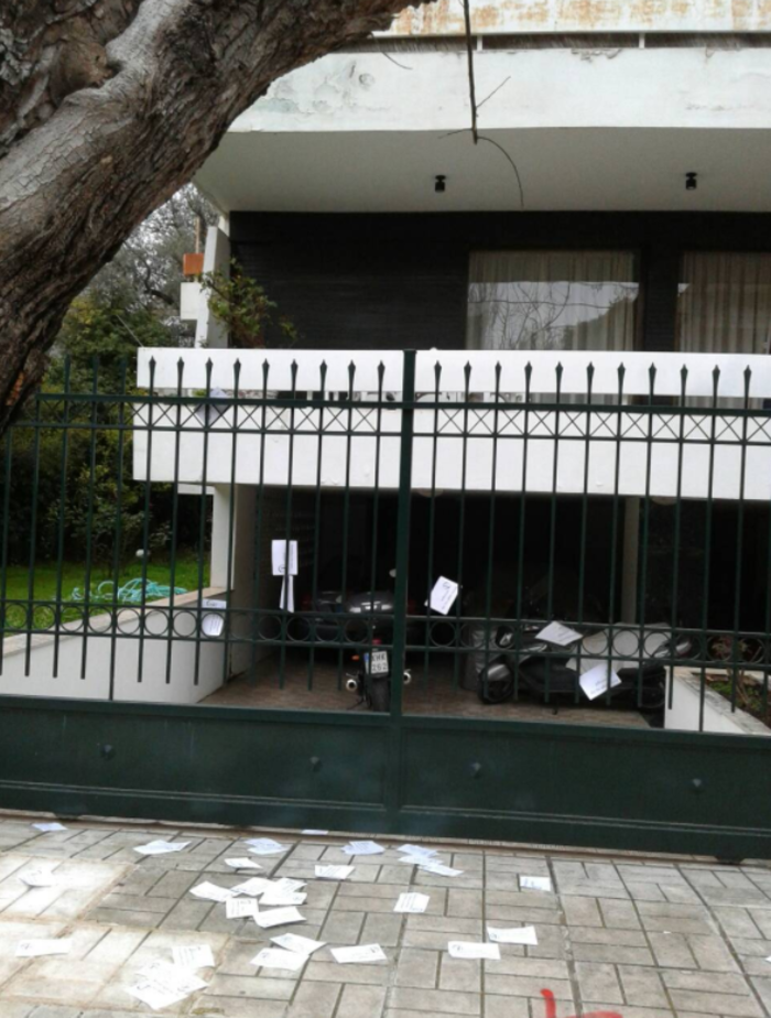 Τρικάκια και πανό στο σπίτι του Παπαδήμου από αντεξουσιαστές - εικόνα 6