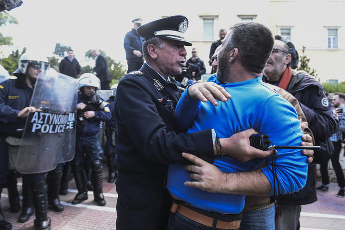 Ένταση και χημικά στην πορεία των βρεφονηπιαγωγών στο κέντρο της Αθήνας - εικόνα 3