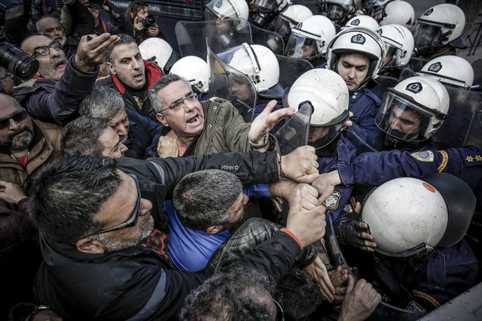Ένταση και χημικά στην πορεία των βρεφονηπιαγωγών στο κέντρο της Αθήνας - εικόνα 4