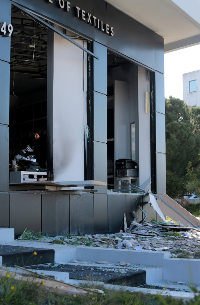 Ισχυρή έκρηξη σε κατάστημα λευκών ειδών στη Βουλιαγμένης - εικόνα 4
