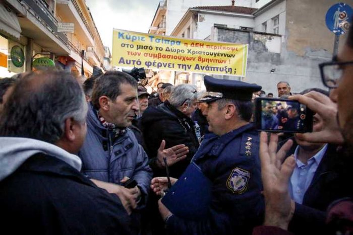 Ένταση στην Τρίπολη έξω από τον χώρο που μιλά ο Τσίπρας (βίντεο)