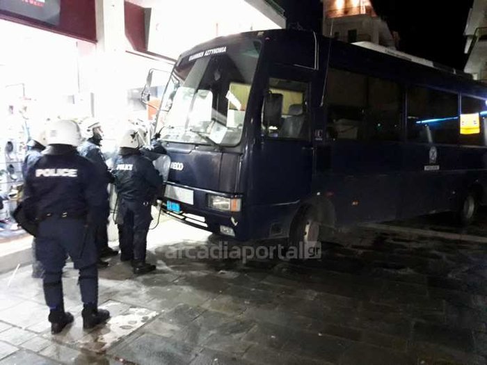 Ένταση στην Τρίπολη έξω από τον χώρο που μιλά ο Τσίπρας (βίντεο) - εικόνα 2