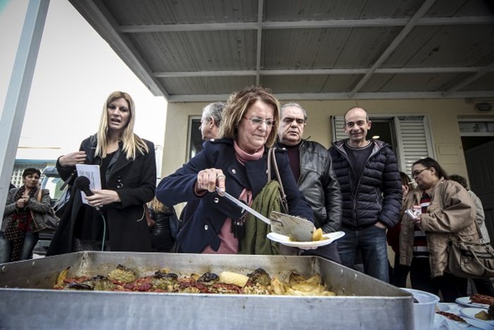 ΠΟΕΔΗΝ: Διαμαρτυρία για την πρόνοια με... γεμιστά (φωτό) - εικόνα 4