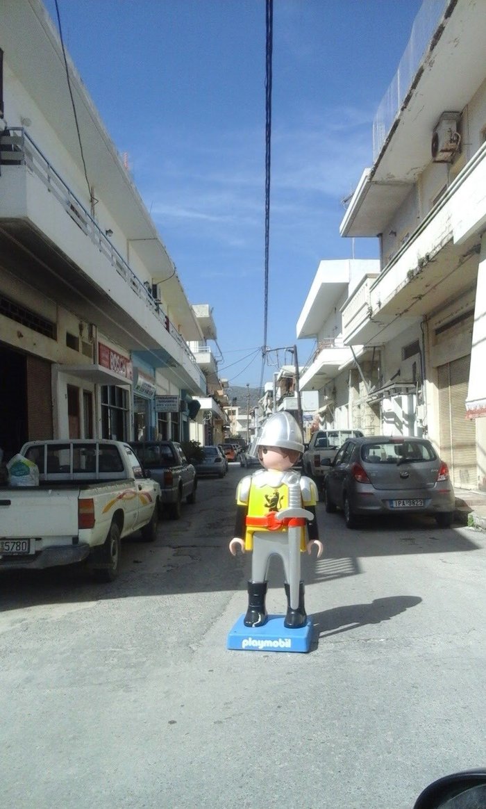 Επικό: Έκλεισαν δρόμο στην Κρήτη με ένα... Playmobil λόγω ατυχήματος -φωτό