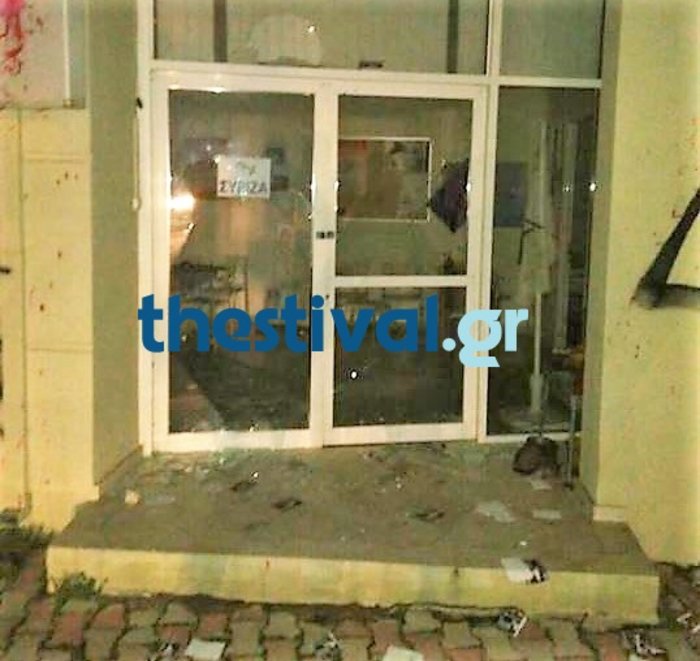 Επίθεση σε γραφεία του ΣΥΡΙΖΑ στη Θεσσαλονίκη με συνθήματα υπέρ ΠΑΟΚ