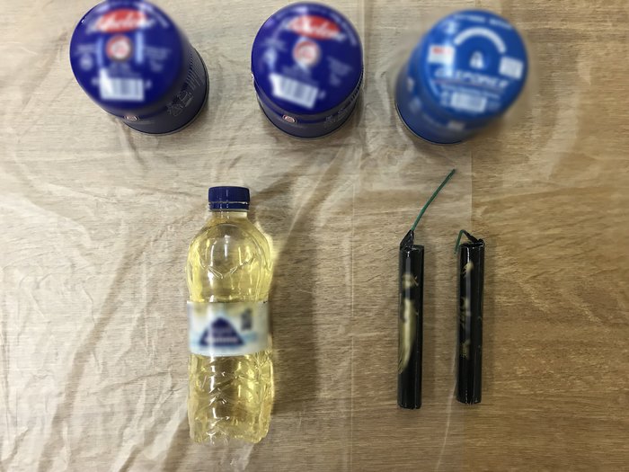 Μαχαίρια,ναζιστικά σύμβολα, έντυπα & εκρηκτικά τα ευρήματα από την Combat18 - εικόνα 2