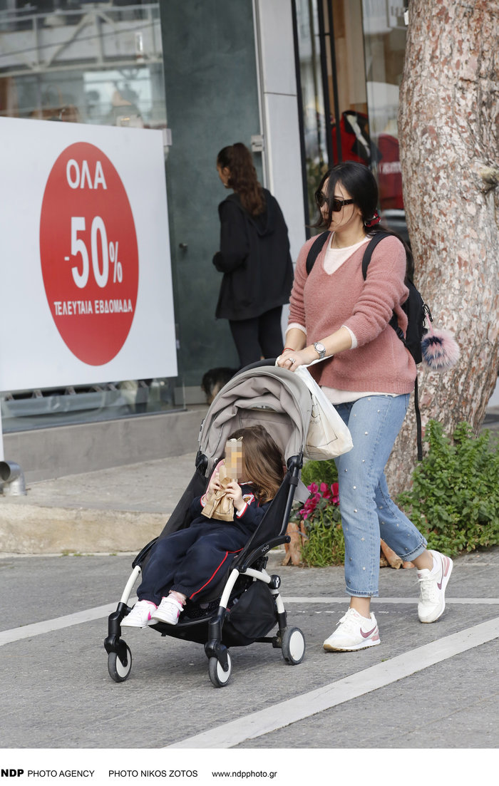 Ολυμπία Χοψονίδου: Βόλτες στα μαγαζιά με τη μεγάλη κόρη της Αιμιλία - εικόνα 2