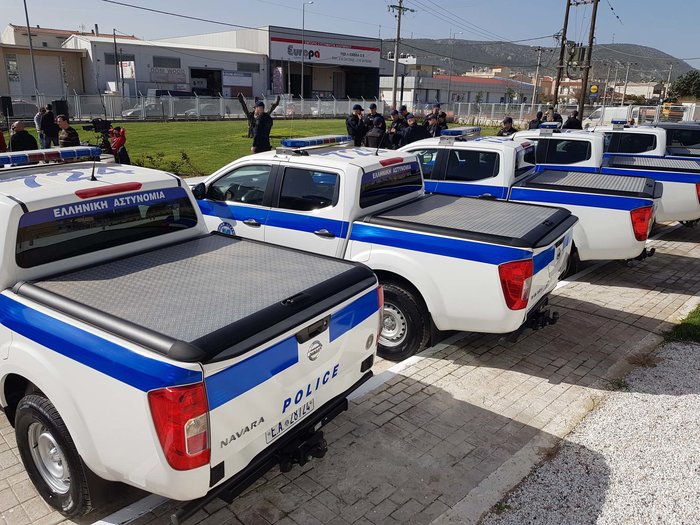 Αν δείτε άσπρο/μπλε Nissan Navara στον καθρέπτη σας …δεν είναι αγρότης! - εικόνα 3
